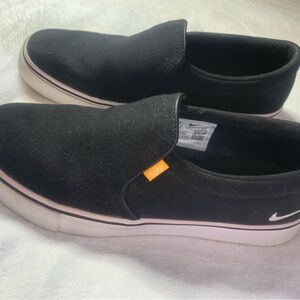 Nike Women’s BlackCourt Royals slip ons pre owned size 8